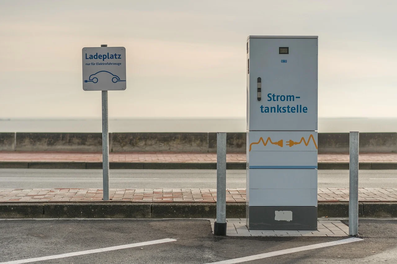 Roadtrip langs de kust: fietsroutes, laadpalen en cultuur